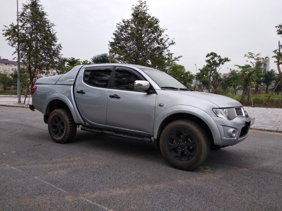 Mitsubishi Triton 2013 - Cần bán Mitsubishi Triton đời 2013, màu bạc, nhập khẩu