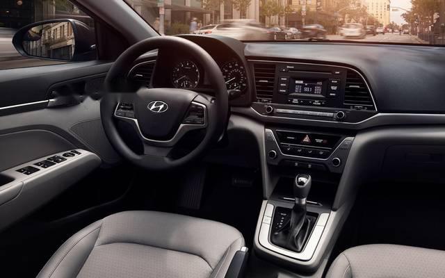 Hyundai Elantra 2017 - Bán xe Hyundai Elantra sản xuất năm 2017, màu trắng  