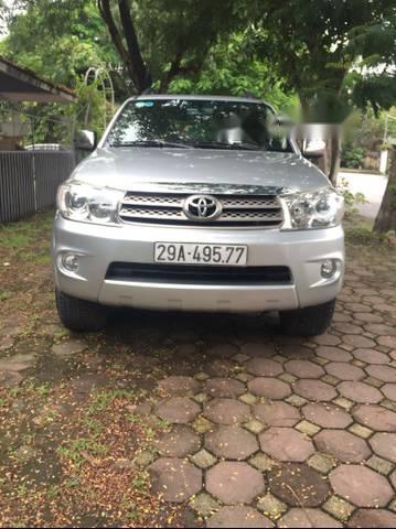 Toyota Fortuner 2011 - Gia đình bán Toyota Fortuner 2011, màu bạc 