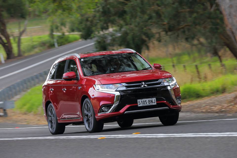 Mitsubishi Outlander 2.0 2018 - Bán xe Mitsubishi Outlander 2.0 số tự động, 807 triệu đồng, màu đỏ, hỗ trợ cho vay 80% giá trị xe