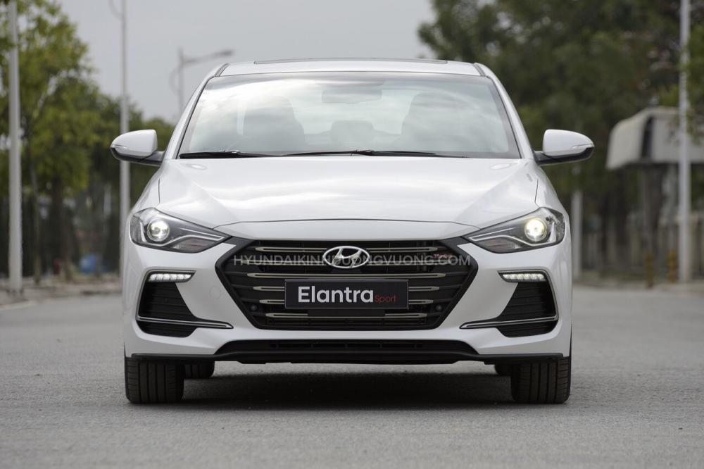 Hyundai Elantra 2018 - Bán Hyundai Elantra trắng, giao ngay