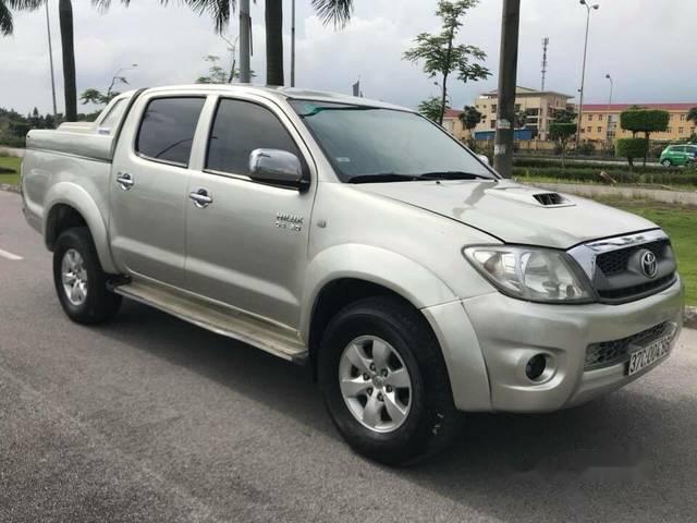 Toyota Hilux 2011 - Bán xe Toyota Hilux sản xuất 2011, màu bạc số sàn