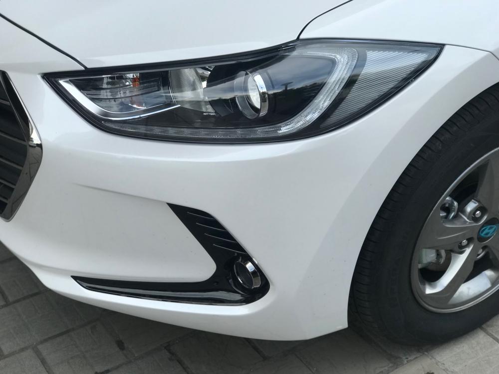 Hyundai Elantra 2018 - Bán Elantra số sàn, màu trắng, xe có sẵn giao ngay nhiều ưu đãi