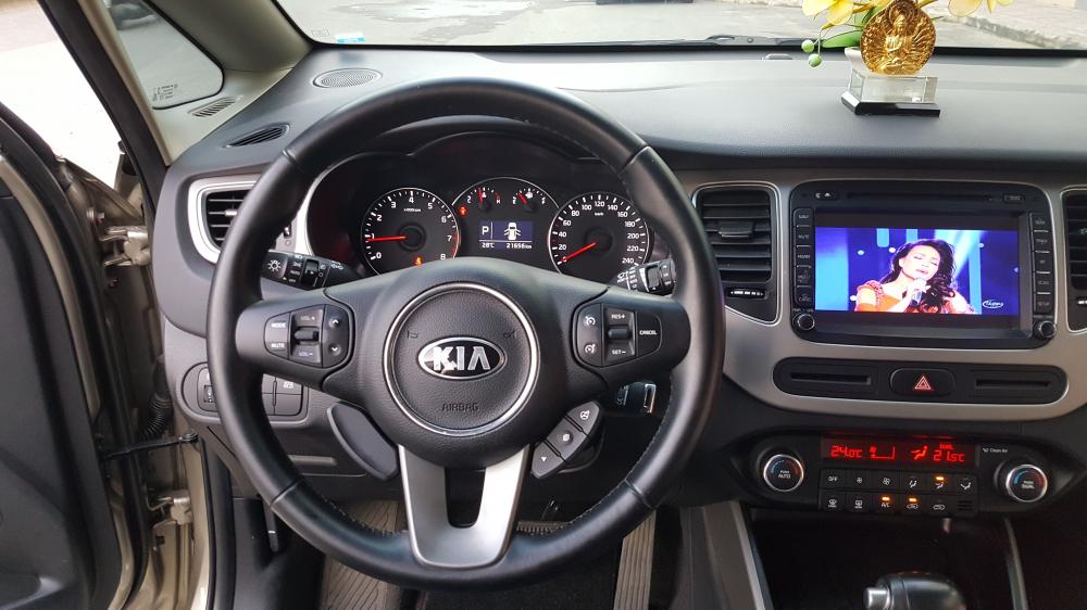 Kia Rondo GAT 2.0 AT 2015 - Bán Kia Rondo GAT 2.0 AT số tự động, model 2016, đời T12/2015, màu vàng cát mới 95%