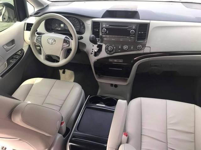 Toyota Sienna  LE 2011 - Bán Toyota Sienna năm 2011, màu trắng, xe nhập