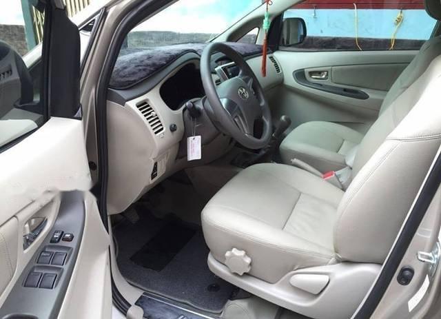 Toyota Innova 2015 - Bán Toyota Innova sản xuất năm 2015, màu vàng cát, số sàn