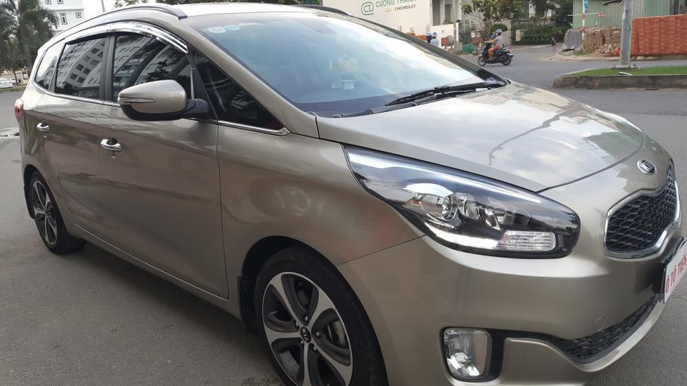 Kia Rondo GAT 2.0 AT 2015 - Bán Kia Rondo GAT 2.0 AT số tự động, model 2016, đời T12/2015, màu vàng cát mới 95%