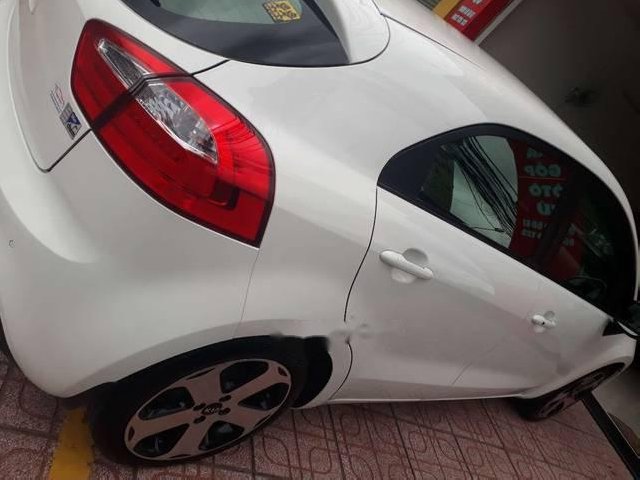 Kia Rio  AT 2013 - Bán chiếc Kia Rio Hatchback 5 cửa, màu trắng, đăng ký lần đầu 04/2013