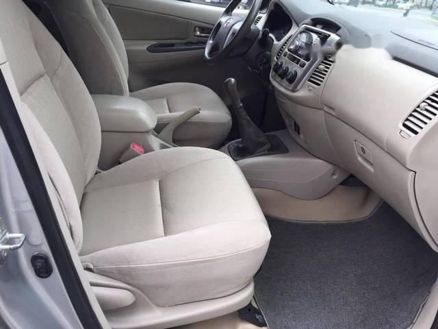 Toyota Innova   MT 2015 - Bán lại chiếc xe Toyota Innova số sàn 7 chỗ, ĐK 2015 chính chủ sử dụng từ đầu, màu ghi bạc, biển Hà Nội