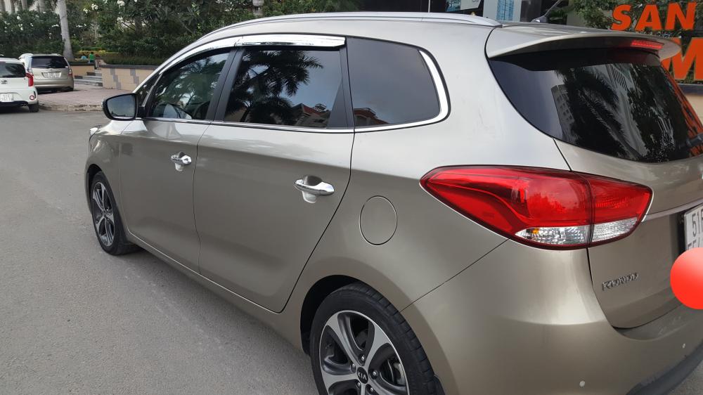 Kia Rondo GAT 2.0 AT 2015 - Bán Kia Rondo GAT 2.0 AT số tự động, model 2016, đời T12/2015, màu vàng cát mới 95%