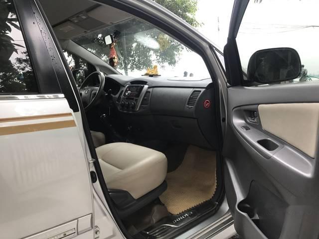 Toyota Innova   2.0E  2013 - Cần bán gấp Toyota Innova 2.0E 2013, màu bạc chính chủ