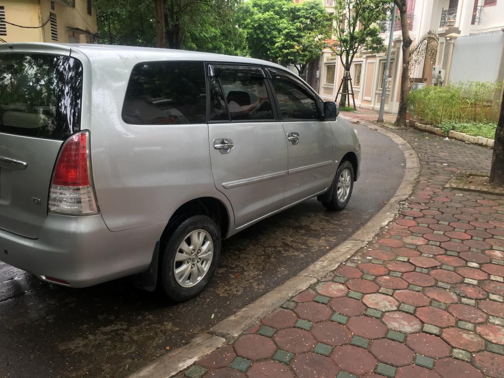 Toyota Innova G 2011 - Bán xe Toyota Innova 2.0G màu bạc, sx cuối 2011, gia đình sử dụng từ mới