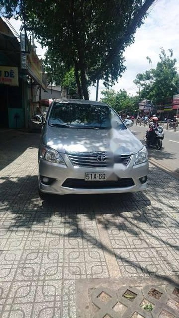 Toyota Innova   2013 - Bán Toyota Innova sản xuất năm 2013, màu bạc còn mới, 530tr