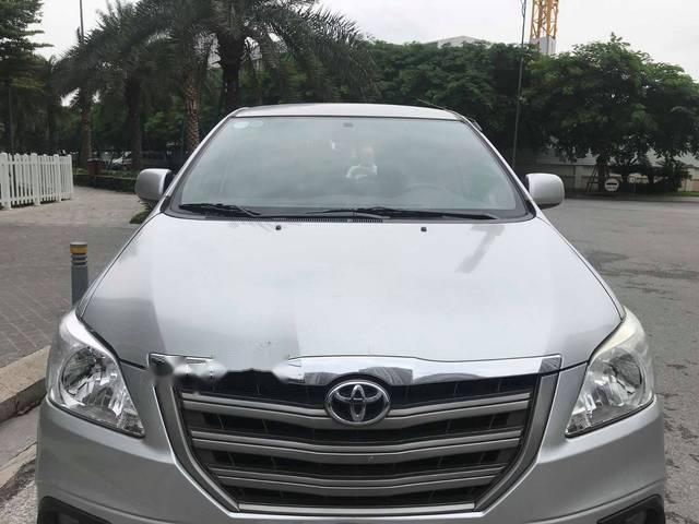 Toyota Innova   MT 2015 - Bán lại chiếc xe Toyota Innova số sàn 7 chỗ, ĐK 2015 chính chủ sử dụng từ đầu, màu ghi bạc, biển Hà Nội