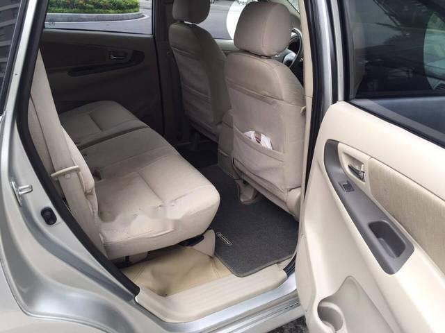 Toyota Innova   MT 2015 - Bán lại chiếc xe Toyota Innova số sàn 7 chỗ, ĐK 2015 chính chủ sử dụng từ đầu, màu ghi bạc, biển Hà Nội