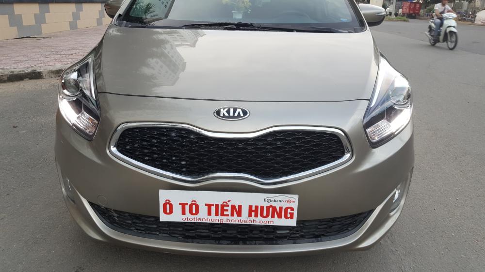 Kia Rondo GAT 2.0 AT 2015 - Bán Kia Rondo GAT 2.0 AT số tự động, model 2016, đời T12/2015, màu vàng cát mới 95%