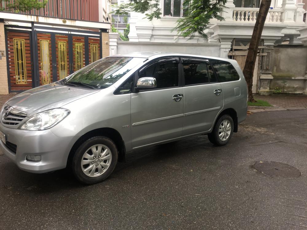 Toyota Innova G 2011 - Bán xe Toyota Innova 2.0G màu bạc, sx cuối 2011, gia đình sử dụng từ mới