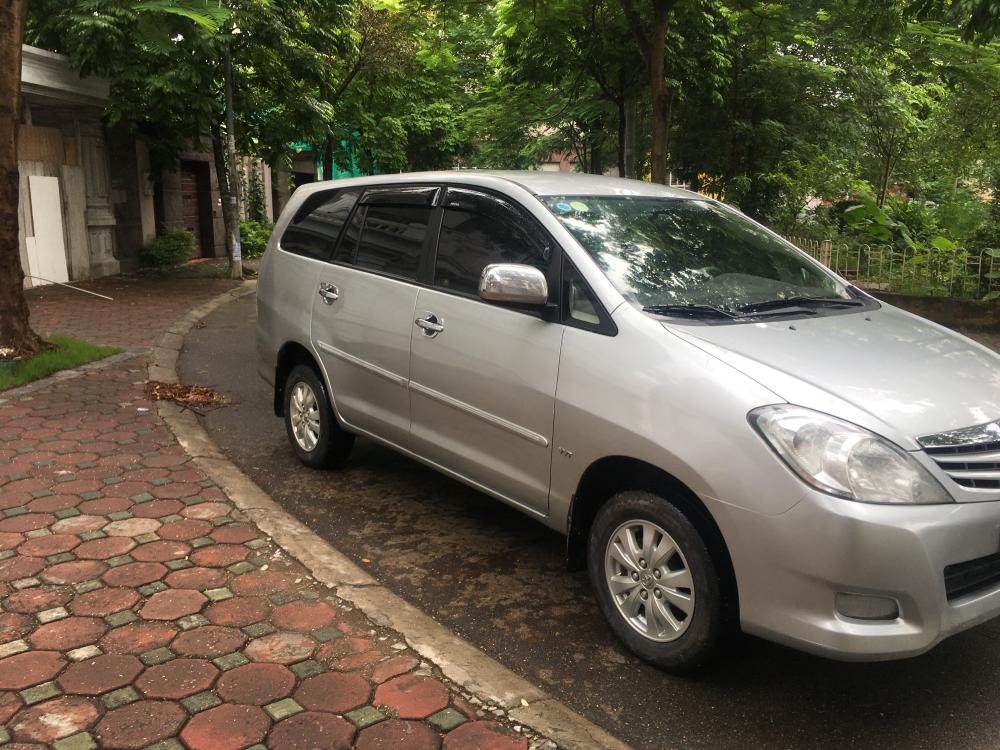 Toyota Innova G 2011 - Bán xe Toyota Innova 2.0G màu bạc, sx cuối 2011, gia đình sử dụng từ mới