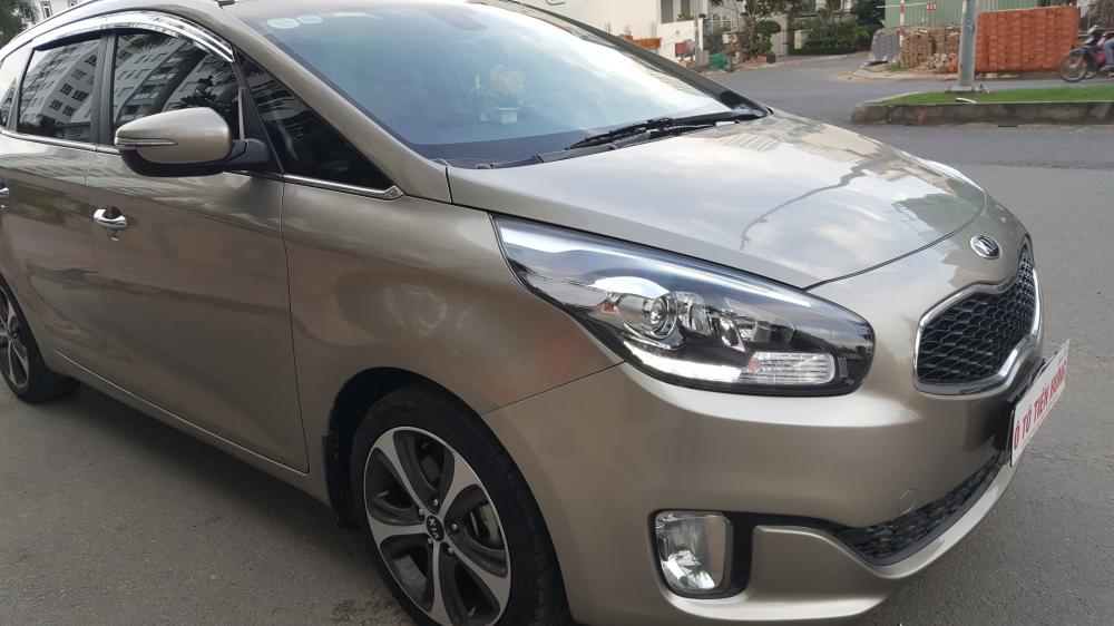 Kia Rondo GAT 2.0 AT 2015 - Bán Kia Rondo GAT 2.0 AT số tự động, model 2016, đời T12/2015, màu vàng cát mới 95%