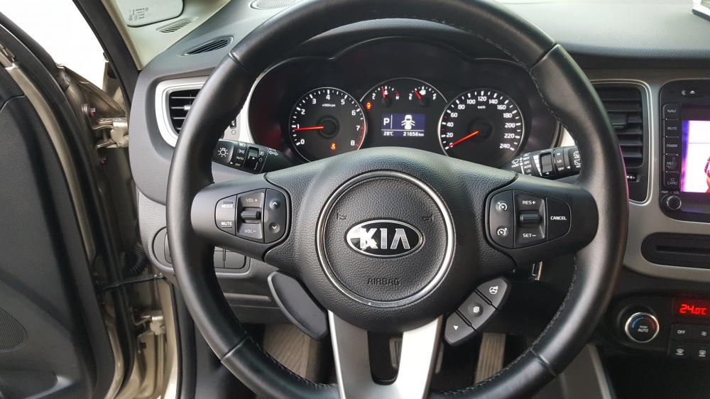 Kia Rondo GAT 2.0 AT 2015 - Bán Kia Rondo GAT 2.0 AT số tự động, model 2016, đời T12/2015, màu vàng cát mới 95%