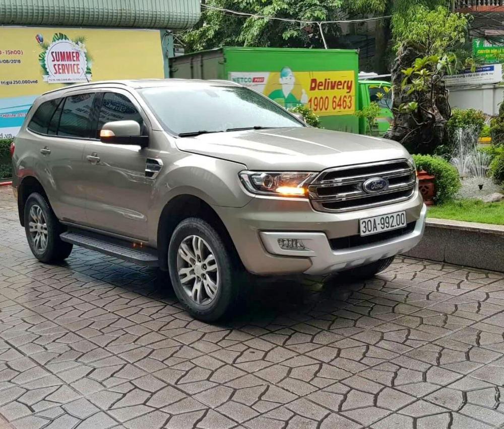 Ford Everest Trend 2.2L 4X2 AT 2016 - Gia đình bán Ford Everest Trend 2.2L 4.2 AT cuối 2016 màu vàng cát. Giá 1tỷ 018 triệu có gia lộc