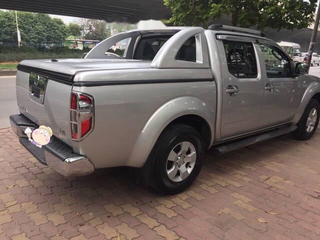 Nissan Navara   2011 - Cần bán gấp Nissan Navara sản xuất năm 2011, màu bạc số sàn