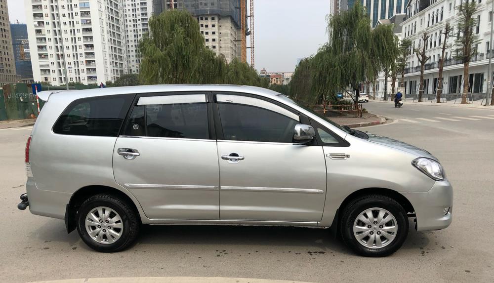 Toyota Innova G 2010 - Vợ chồng chị Thu cần bán Innova G 2010 màu bạc