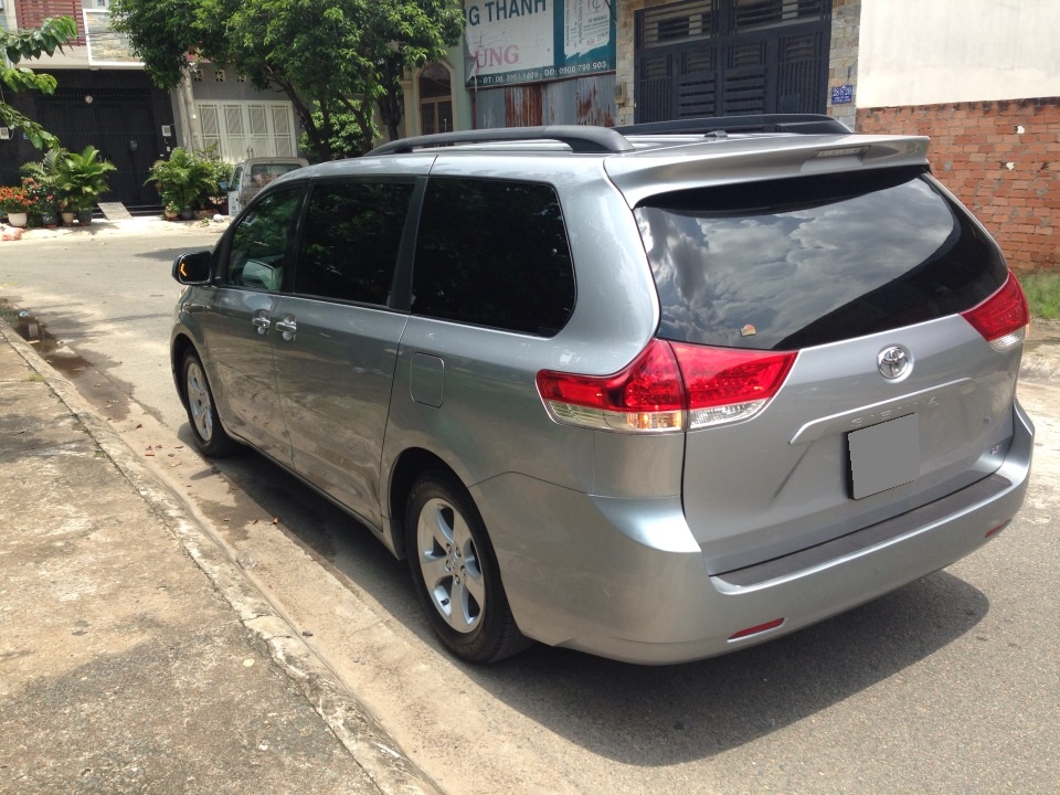 Toyota Sienna LE 3.5 AT FWD 2011 - Bán Sienna 2011, nhập khẩu nguyên con từ Mỹ, màu bạc