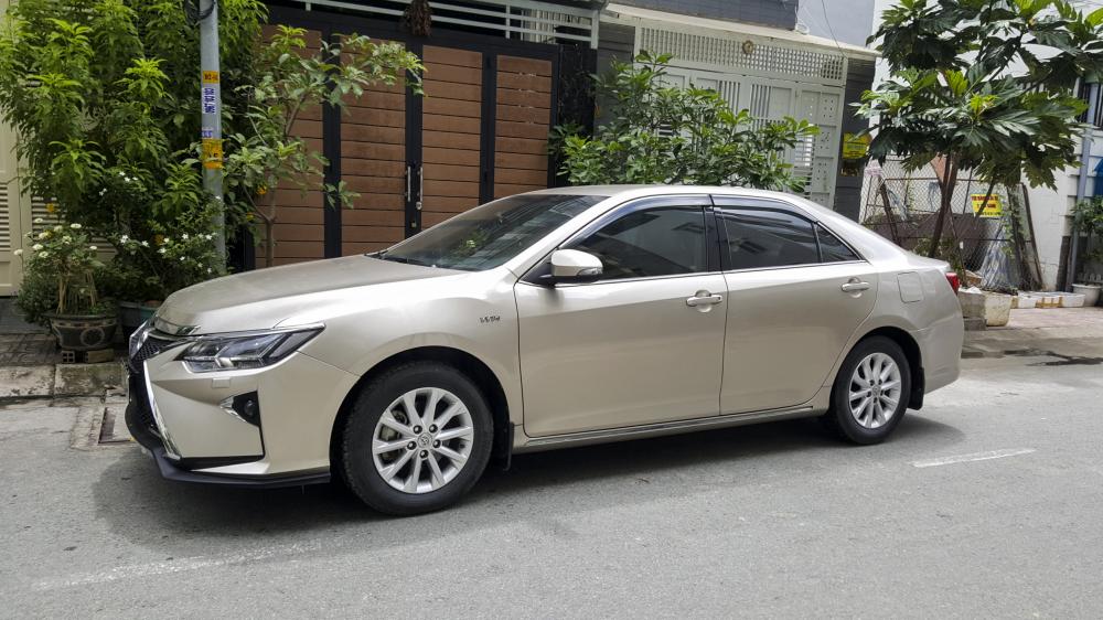 Toyota Camry AT 2016 - Bán Toyota Camry AT đời 2016 màu vàng cát, mới 99%