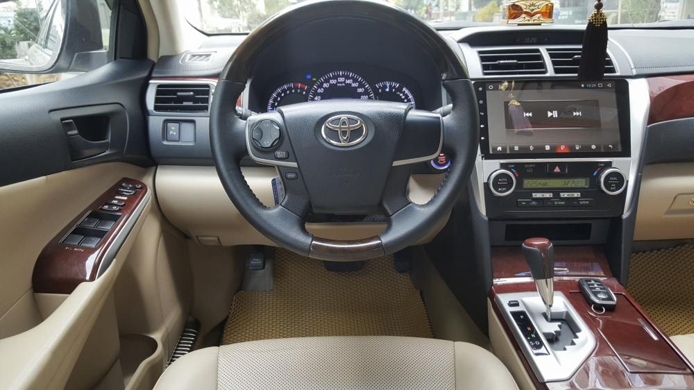 Toyota Camry AT 2016 - Bán Toyota Camry AT đời 2016 màu vàng cát, mới 99%