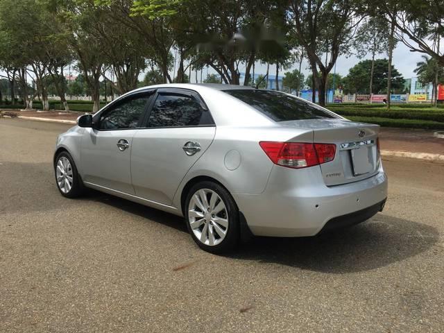 Kia Forte   2010 - Bán ô tô Kia Forte sản xuất năm 2010, màu bạc xe gia đình