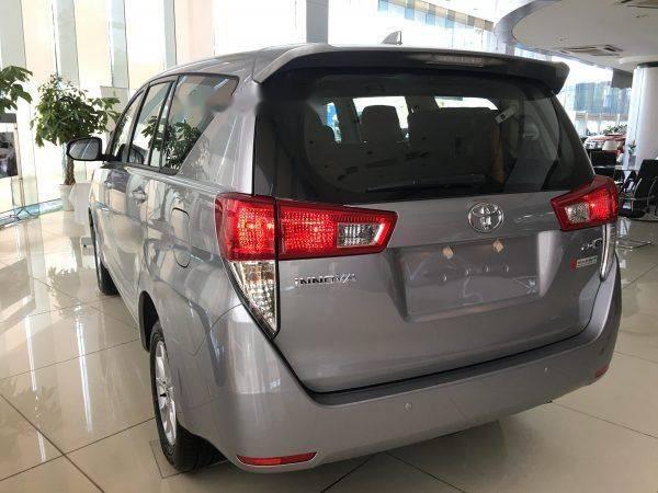 Toyota Innova  E 2018 - Cần bán xe Toyota Innova E sản xuất năm 2018, màu bạc, giá tốt