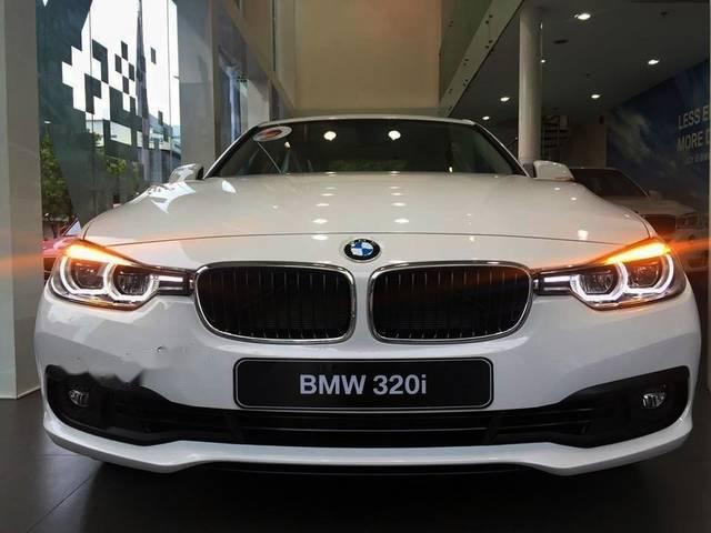 BMW 3 Series  320i   2018 - Cần bán xe BMW 320i đời 2018, màu trắng