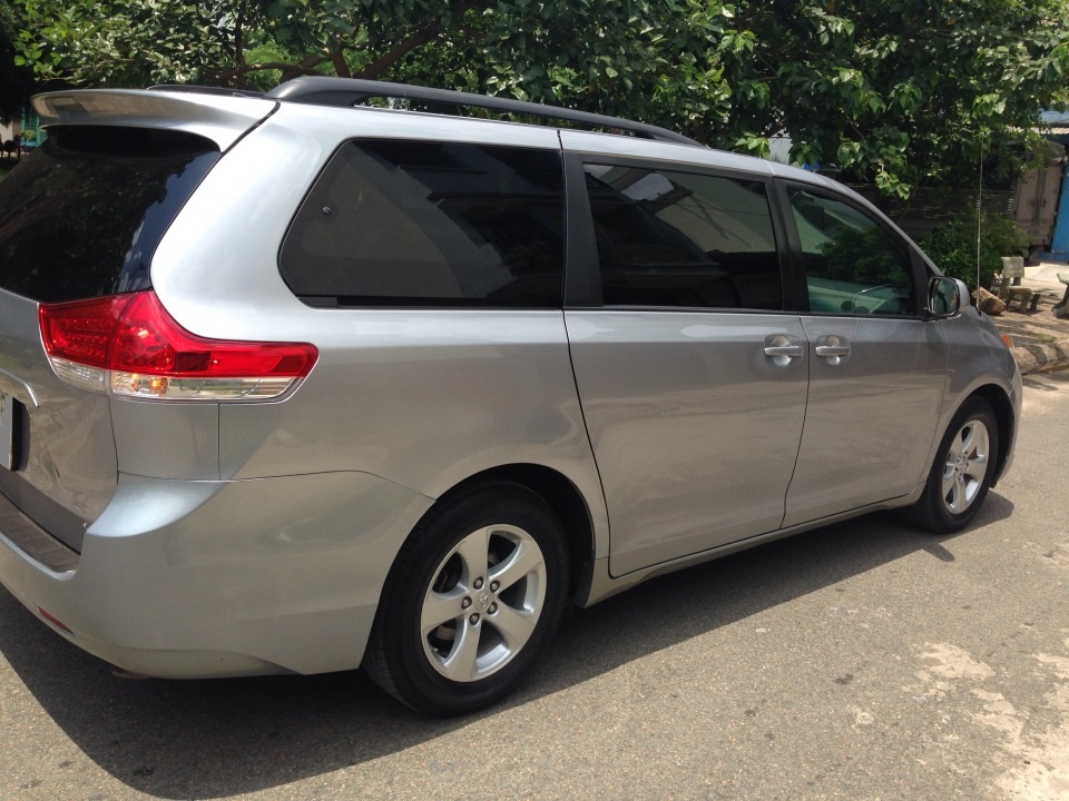 Toyota Sienna LE 3.5 AT FWD 2011 - Bán Sienna 2011, nhập khẩu nguyên con từ Mỹ, màu bạc