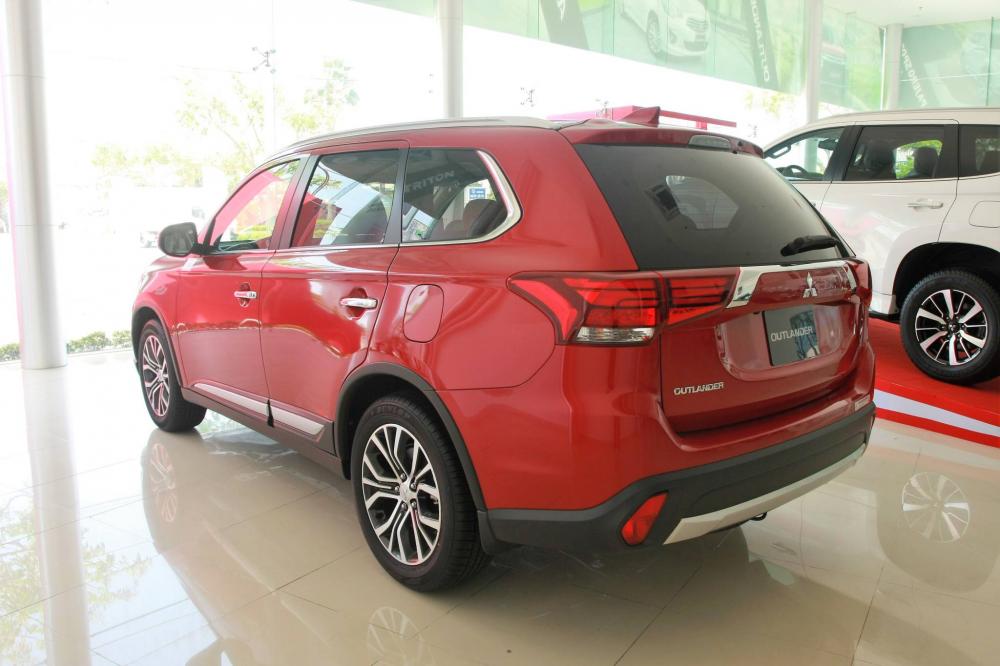 Mitsubishi Outlander 2018 - Cần bán Mitsubishi đời 2018, màu đỏ