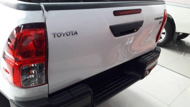 Toyota Hilux 2.4 E AT 4x2 2018 - Bán Toyota Hilux sản xuất năm 2018, xe nhập