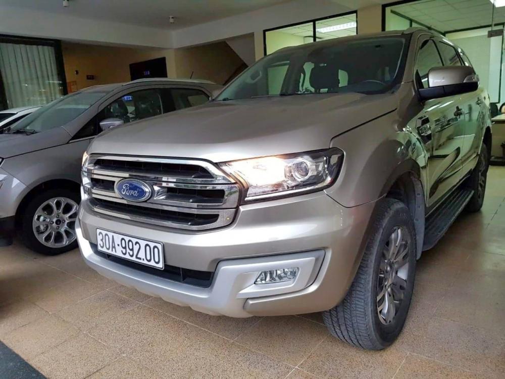 Ford Everest Trend 2.2L 4X2 AT 2016 - Gia đình bán Ford Everest Trend 2.2L 4.2 AT cuối 2016 màu vàng cát. Giá 1tỷ 018 triệu có gia lộc