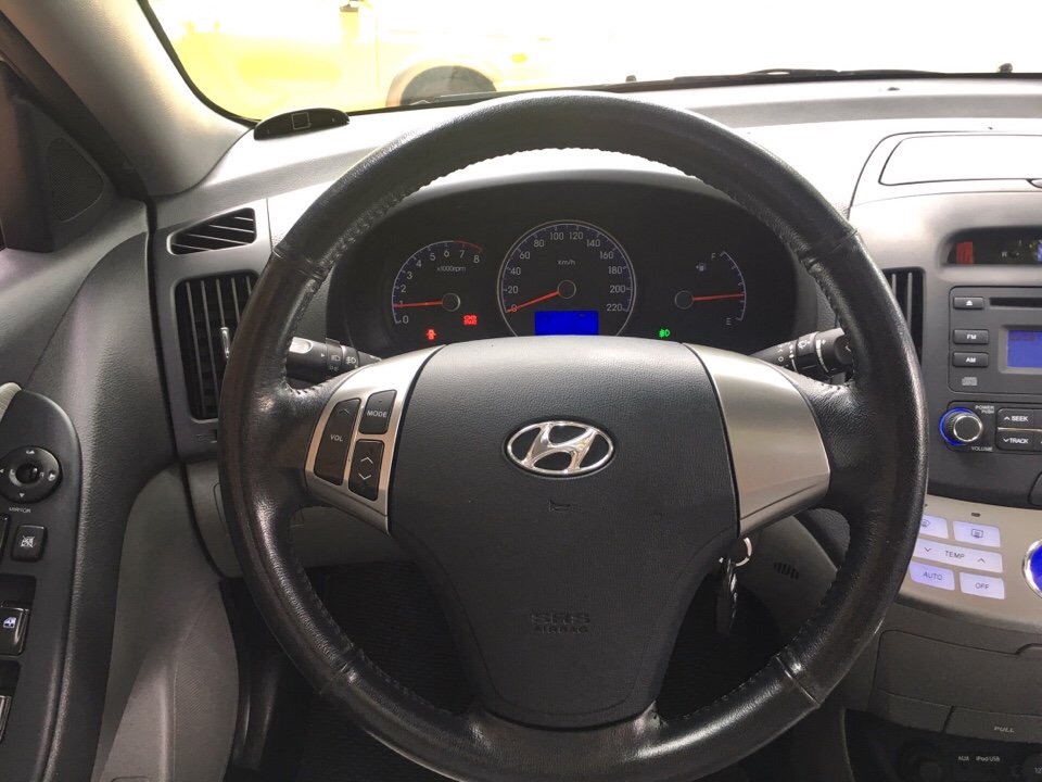 Hyundai Avante 1.6 AT 2014 - Cần bán xe Hyundai Avante đời 2014, màu bạc. Xe gia đình đi giữ cẩn thận