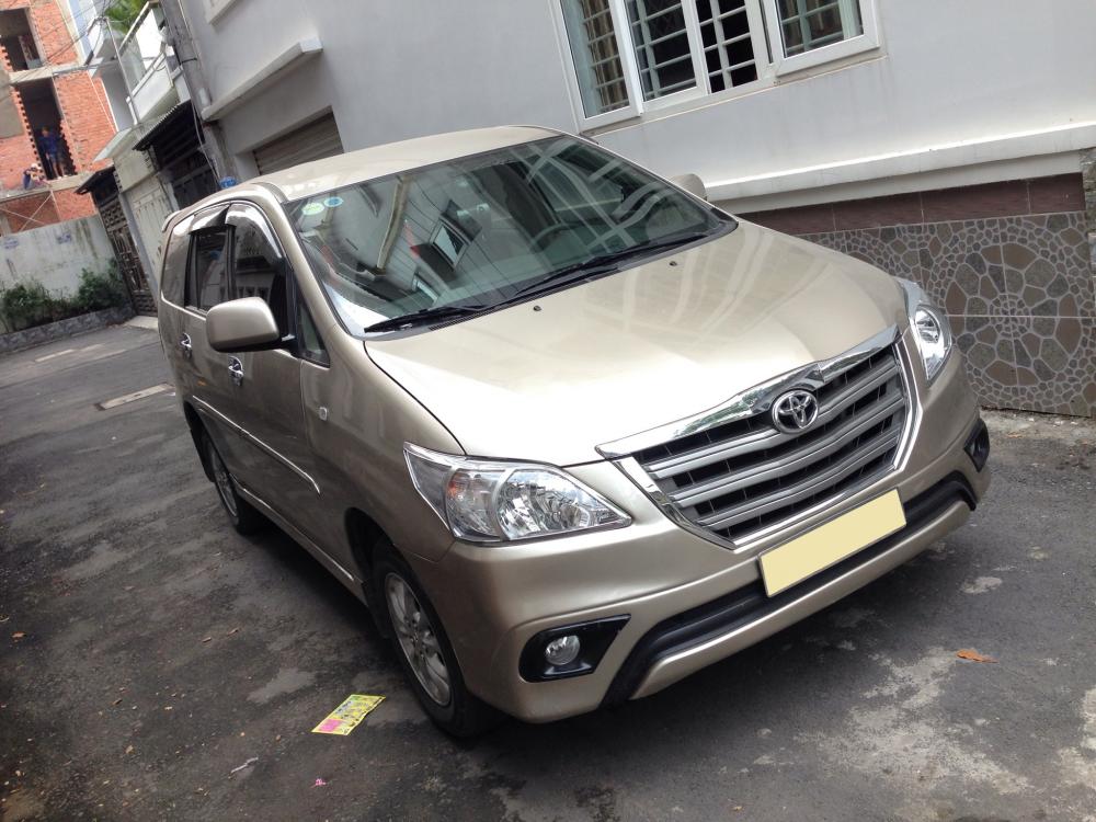 Toyota Innova 2.0G AT 2014 - Cần bán xe Toyota Innova 2.0G AT 2014 màu vàng cát