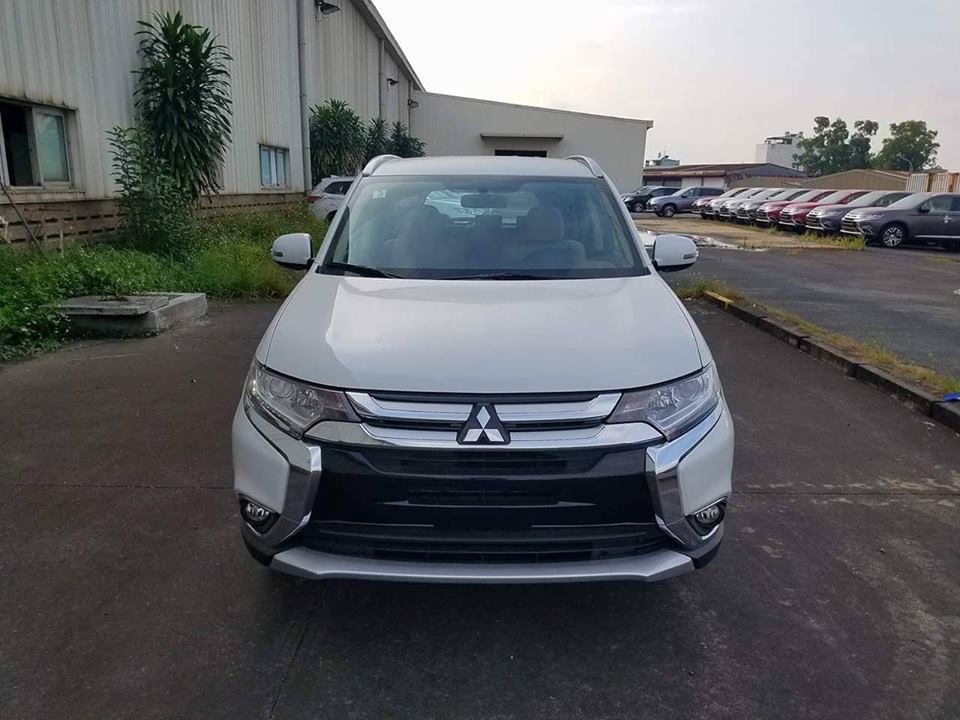 Mitsubishi Outlander CVT 2.0  2018 - Bán Mitsubishi Outlander 2.0 CVT 2018, màu trắng, giá tốt nhất, xe giao ngay