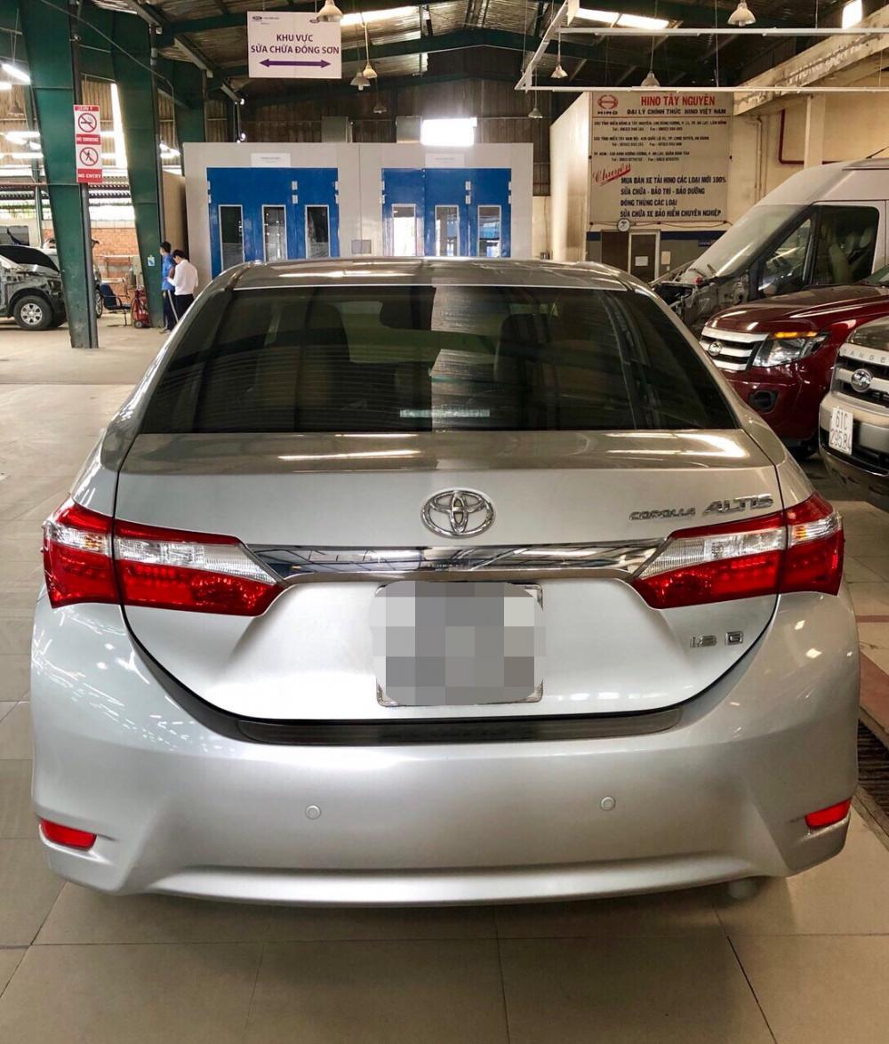 Toyota Corolla altis 1.8MT 2016 - Bán Toyota Corolla Altis 1.8MT sản xuất năm 2016, màu bạc, có trả góp