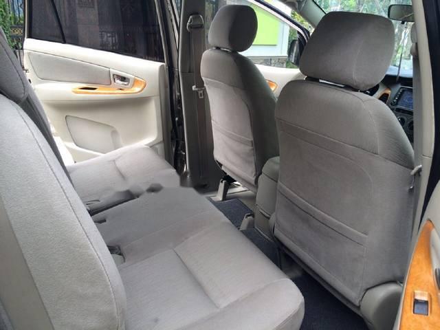 Toyota Innova G 2011 - Bán Toyota Innova G đời 2011, màu bạc xe gia đình