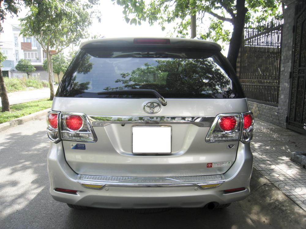 Toyota Fortuner V 2015 - Bán Toyota Fortuner V model 2015 màu bạc TPHCM