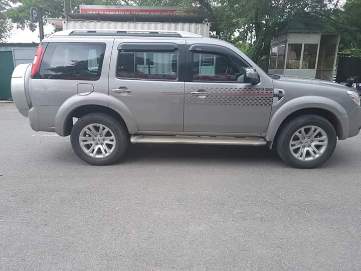 Ford Everest 2.5AT 2013 - Bán Ford Everest 2.5AT đời 2013, màu hồng