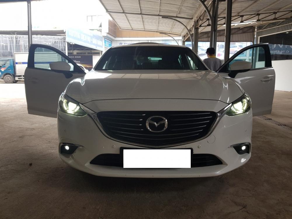 Mazda 6 Premium 2.5AT 2017 - Bán Mazda 6 Premium 2.5AT, đời 2017, màu trắng, còn mới 99%. Có hỗ trợ trả góp