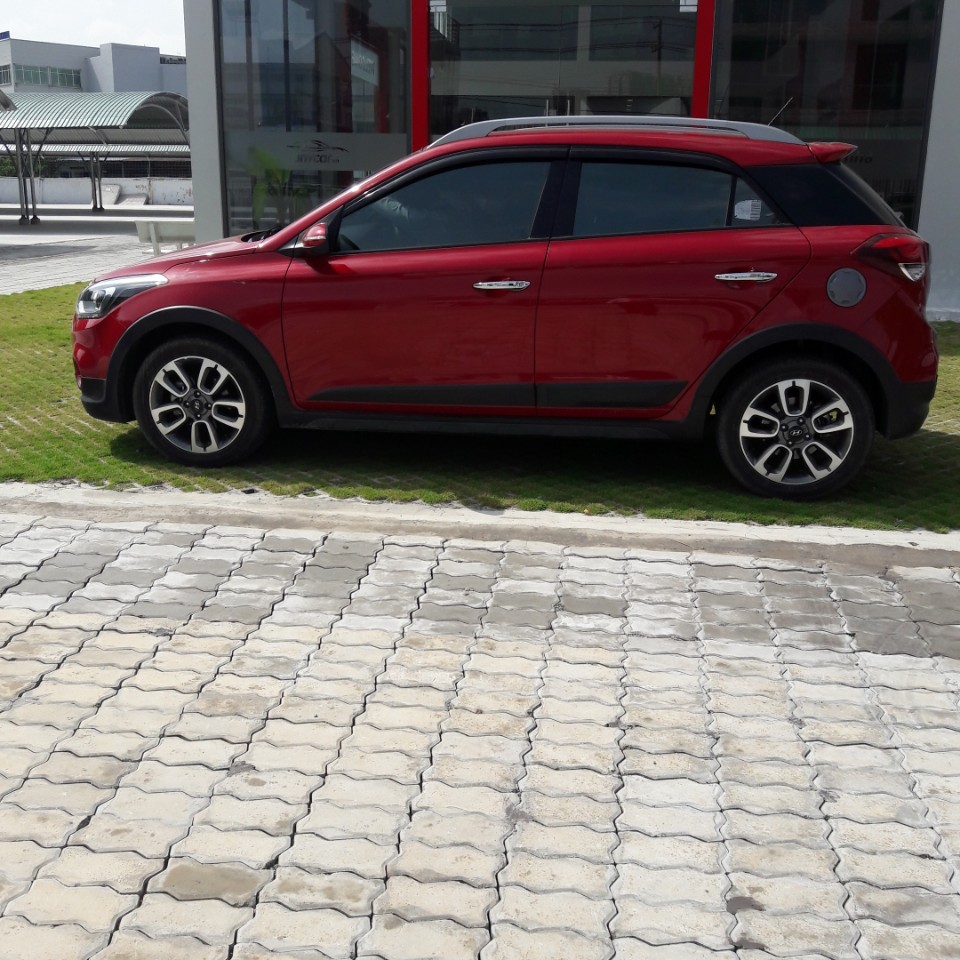 Hyundai i20 Active AT 2015 - Bán ô tô Hyundai i20 Active đời 2015, màu đỏ, xe nhập