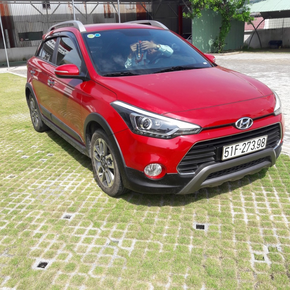 Hyundai i20 Active AT 2015 - Bán ô tô Hyundai i20 Active đời 2015, màu đỏ, xe nhập