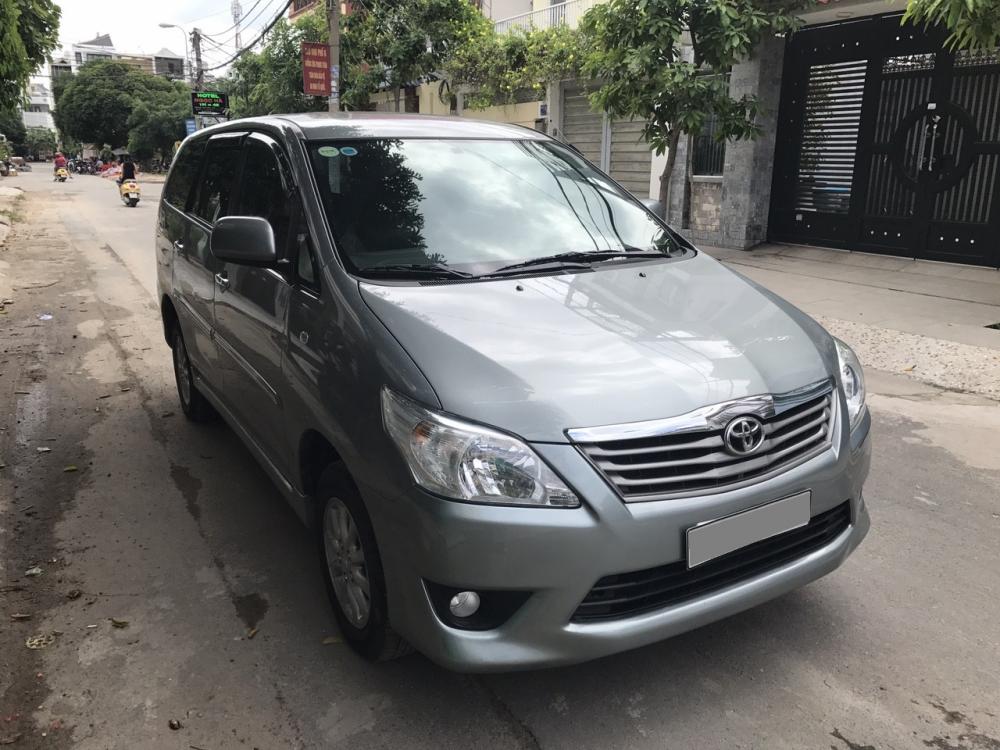 Toyota Innova G 2014 - Mình bán Toyota Innova G 2014 số tự động, màu bạc xe đẹp zin nguyên