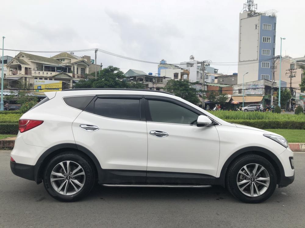 Hyundai Santa Fe SE 3.3 AT AWD 2016 - Bán Santa Fe 2016 CDI máy dầu số tự động 100km 8 lít. Màu trắng, hàng full đủ đồ