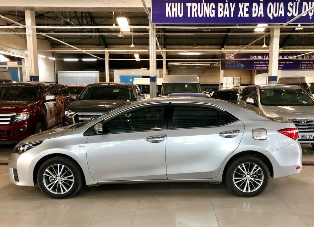 Toyota Corolla altis 1.8MT 2016 - Bán Toyota Corolla Altis 1.8MT sản xuất năm 2016, màu bạc, có trả góp